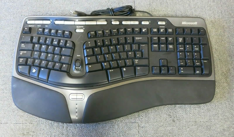 黑白人体工程学键盘