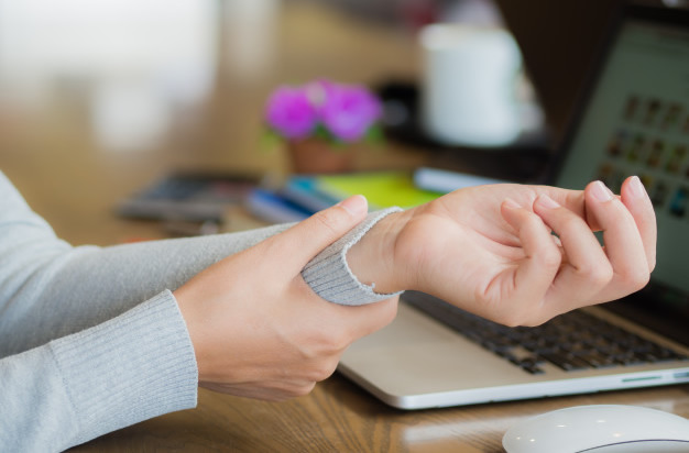 如何预防因打字引起的手腕疼痛?