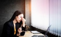 坐在电脑前打字,蓝光对眼睛的伤害有多大?