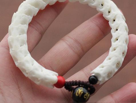 女人去墓地戴啥辟邪