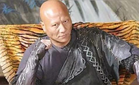 鹰鼻鹞眼人相貌不可交,矬子心里有把