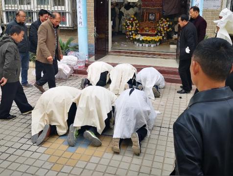 对死人叩拜磕几个头(老人去世磕头三