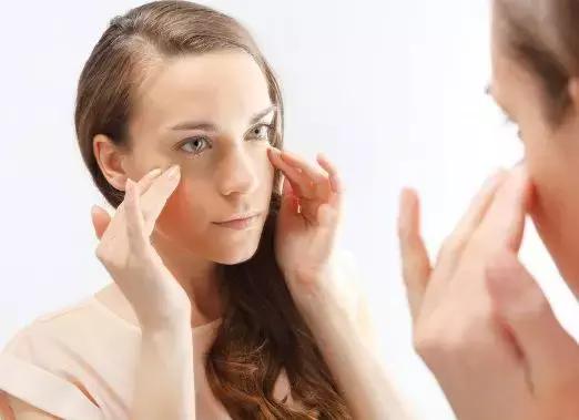 右眼跳女人是什么预兆(医生回答是这