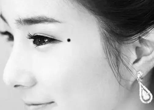 天生少奶奶命的三颗痣