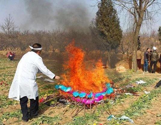 扔死人东西有什么讲究(为什么把死人
