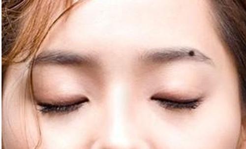 女人右眉头有痣代表什么意思