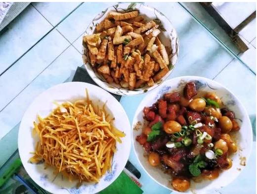 菜不摆三，筷不成五，席不成六是什么意