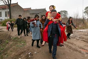 上坟带三人、主先高兴财上门、是哪