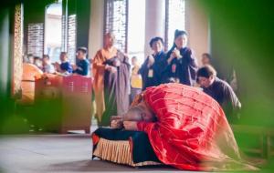 礼佛时为什么要翻掌