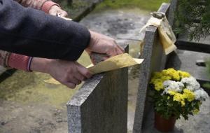 坟前有洞有什么预兆(坟前洞好不好)