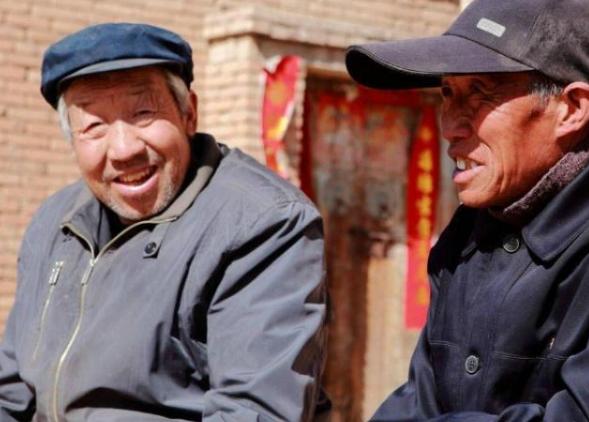 远看姑娘近看牛什么意思