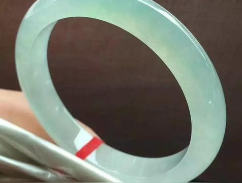 1万的翡翠手镯大概什么样