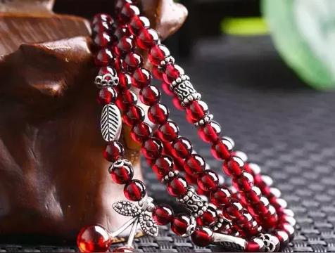 石榴石为什么睡觉不能戴(石榴石佩戴