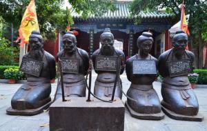 秦桧后人在岳飞墓前写的两句诗是什么