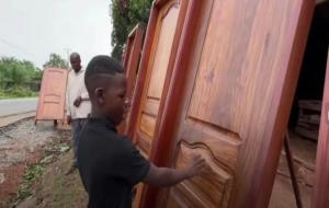 非洲飞哥视频中几个孩子的关系