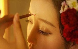 古代女性常用的装饰品花钿(花钿妆形状及寓意)