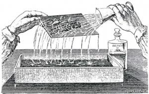 达盖尔发明的摄影术使用的是（银盐法）