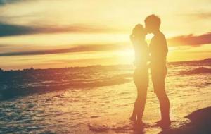 接吻时一方伸舌头一方不伸(接吻时要不要伸舌头)