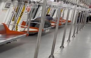 网曝杭州一男子地铁内跪地学狗叫(吓跑乘客)