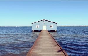 海滩厕所(海边小屋花巨资建公厕)