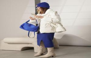 克莱因蓝显白还是显黑(搭配什么颜色好看)