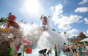上海玛雅水上乐园（推出上百款水上游乐项目）
