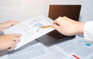 金融销售工资吓人（一般多少钱）