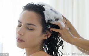 头发油太快怎么办（为什么头发总是油的很快）