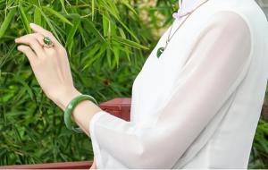 女人佩戴和田玉好不好