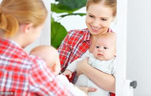 宝宝看着镜子叫，对宝宝的好处