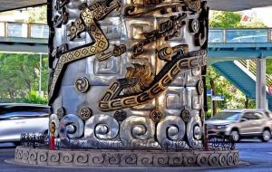 上海九龙柱在哪里(延安路和重庆路的交叉口)