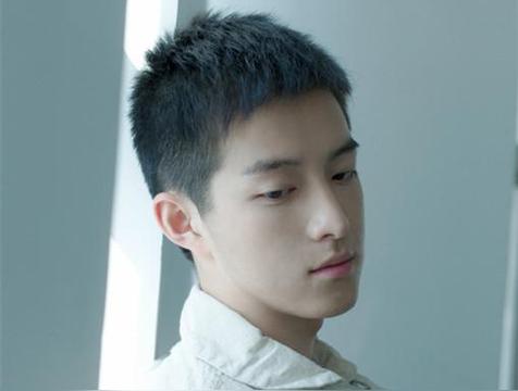 瓜子脸男生面相