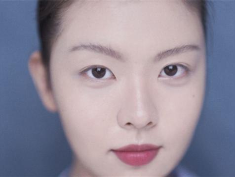 高低眉面相女人