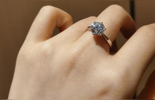 戴莫桑钻尴尬吗 会被看出来吗