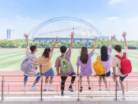 学生穿假鞋丢人吗