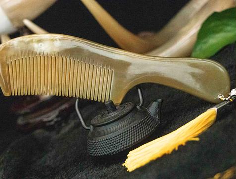 牛角梳怎么分辨真假(简单的方法)