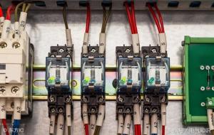 中间继电器的工作原理及作用