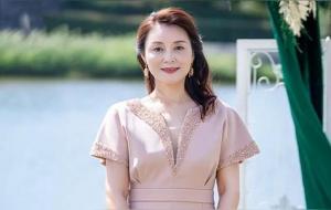 杏色显老还是显年轻(杏色适合多大年龄)