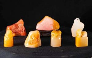 巴林石和鸡血石的区别