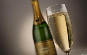 香槟酒是什么酒(香槟酒属于什么酒)