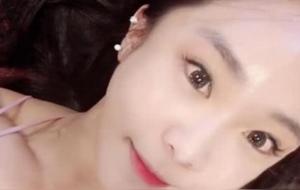 美女的肌肌:少女肌肉比拼男性