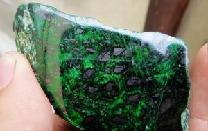 如何鉴别翡翠原石松花