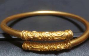 左手戴金右手戴银有什么说法