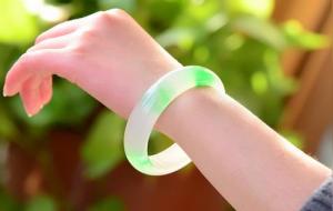 年轻人如何选玉镯（不懂玉的人怎样选玉镯）