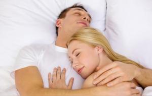 男生压着女生的身体的原因,喜欢用腿压着你