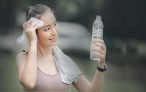 水瓶座相信感觉,但不一见钟情