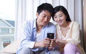 要求看男人手机，他有四种反应